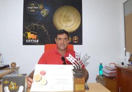 El presidente de COVICA, Antonio Holguín, con el último premio Espiga del queso Oro Noble.