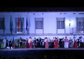 Actuación del grupo folklórico de Ponta dol Sol en la plaza de España