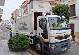 Camión del servicio de recogida de residuos sólidos urbanos.