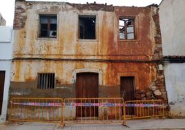 Casa de la calle Colón señalizada por desprendimientos.