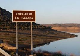 Cartel indicador en la presa de La Serena.