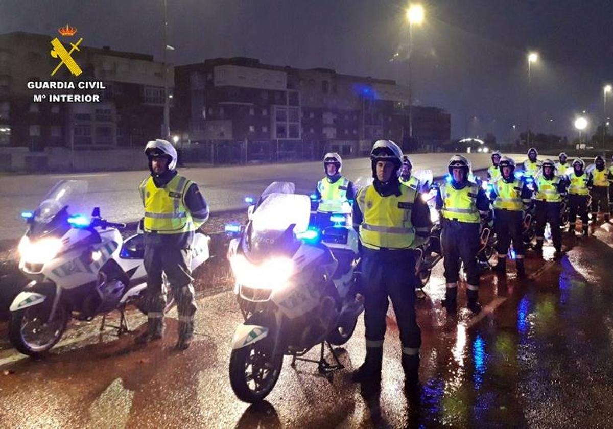 La Escuela de Tráfico de la Guardia Civil de Mérida tiñe de amarillo y verde la provincia de Badajoz