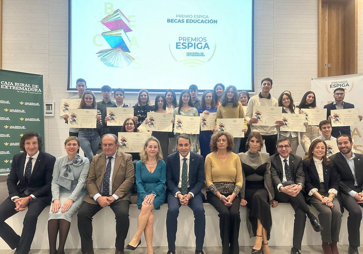 Caja Rural de Extremadura entrega sus VIII Becas Espiga a los 20 alumnos con mejores expedientes de ESO y FP
