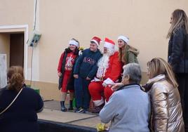 Papá Noel estuvo en la calle Arcos para recibir a los niños y niñas.