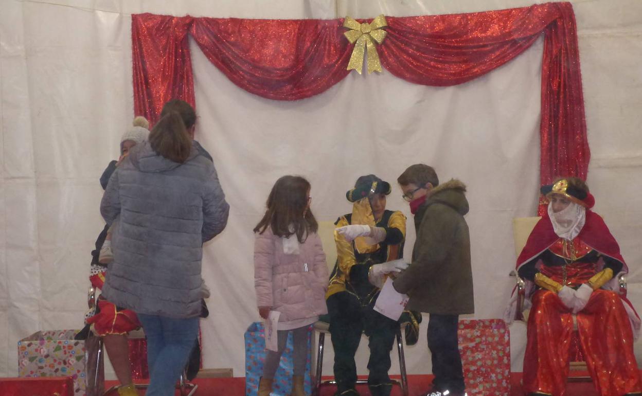 Los Pajes Reales recogieron las cartas a los Reyes Magos de las niñas y niños de Castuera. 