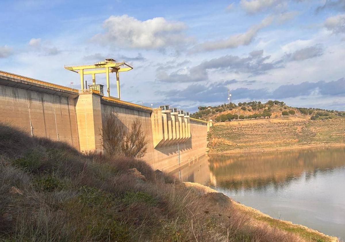 Imagen reciente de la presa y el embalse de La Serena