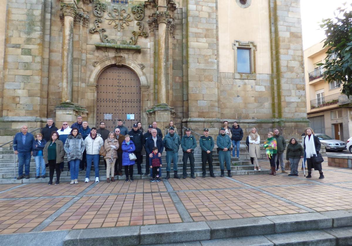 Castuera guarda un minuto de silencio en recuerdo de los guardias civiles fallecidos