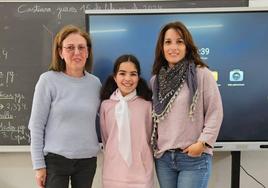 Daniela junto a su profesora y la directora del colegio Tena Artigas.