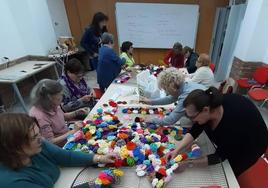 Imagen de las mujeres tejiendo en el taller.