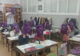 Entrega de «Mochilas Violetas» en el colegio.