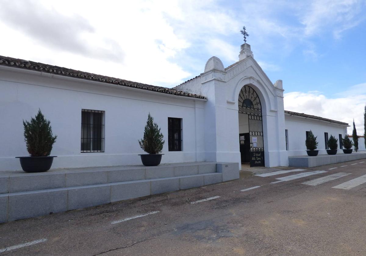 Fachada y puerta del cementerio.