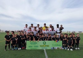La categoria de Zagalines hizo su presentación saliendo al campo con el primer equipo.