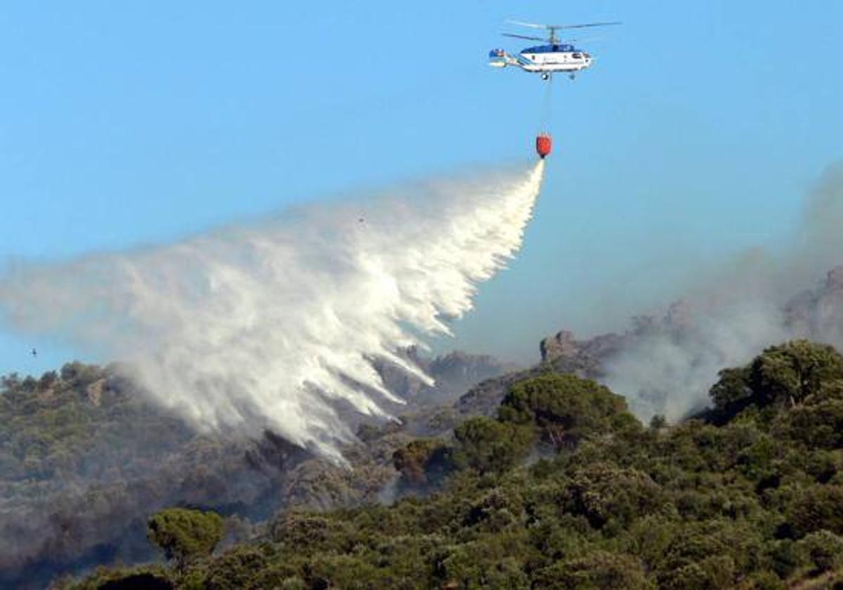 Imagen del archivo de la extinción de un incendio en la sierra de Castuera.