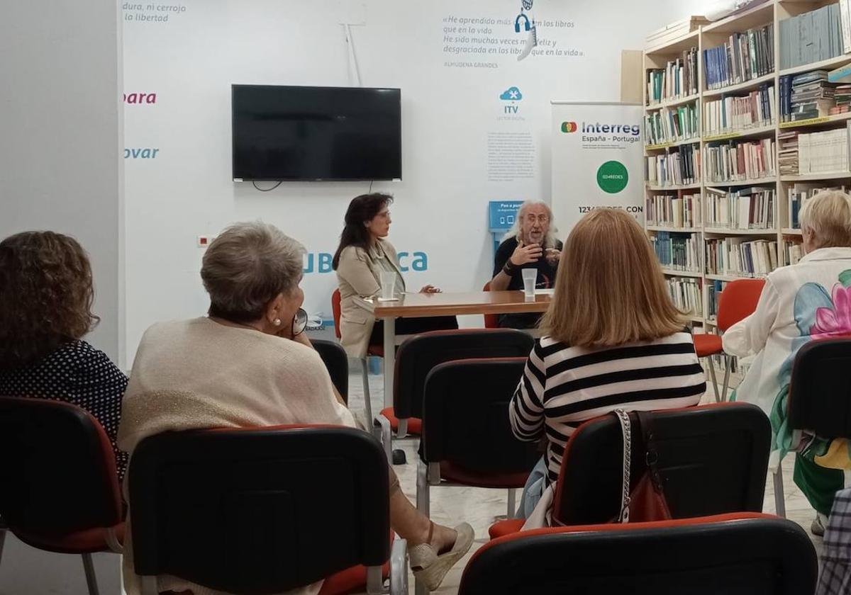 El escritor Andrés G. Morillo presentó en Castuera su novela «Los ojos de Eva»