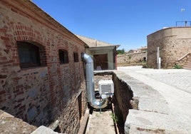 Equipos en el foso del antiguo molino de aceite.