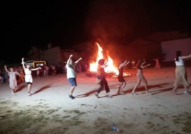 Baile de la jota alredrdor de la hoguera el pasado año 2023.