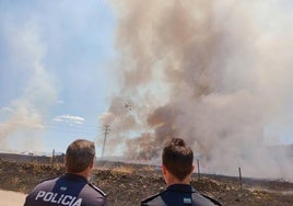 Efectivos del Infoex y los bomberos del parque de Castuera sofocan un incendio de pasto entre la vía del tren y el cementerio