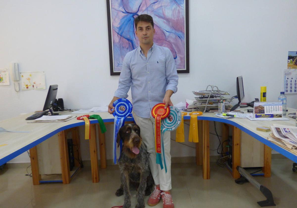 Julian con su perro 'Kong de Ebea' y los premios recibidos.