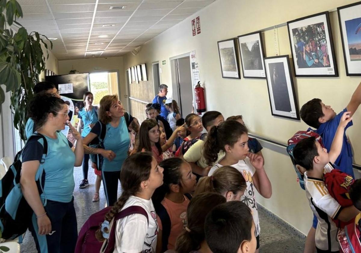 Los chicos y chicas del 'campamento urbano' visitan en el centro ocupacional de Adiser la exposición itinerante 'Sin Barreras'