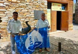 Francisco Martos y Juan Mari Delfa con la Bandera Azul de la Isla del Zújar.