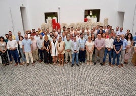El presidente de Diputación con las alcaldesas y alcaldes, entre ellos el de Castuera, Francisco Martos.