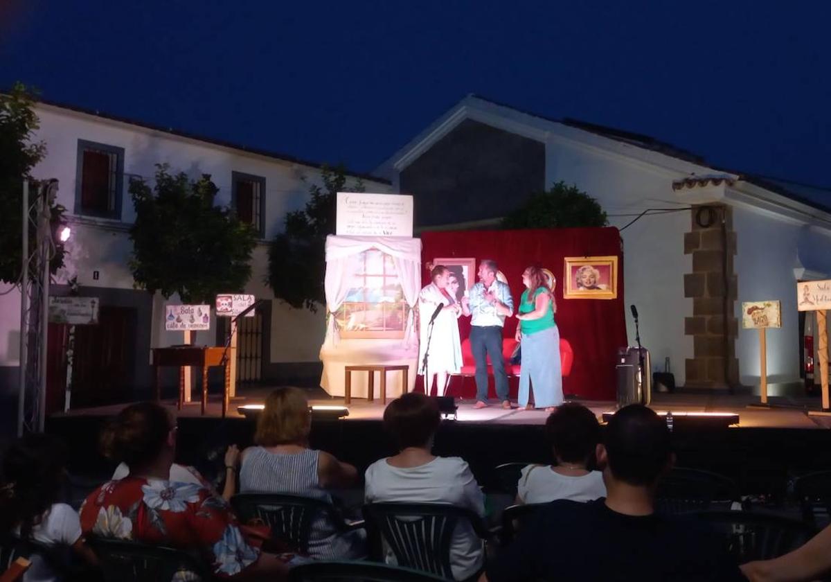 La compañía Albanduende divierte al público con la comedia «Prohibido Suicidarse en primavera»