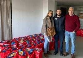 Cestas de Navidad donadas por el supermecado Cash Fresh