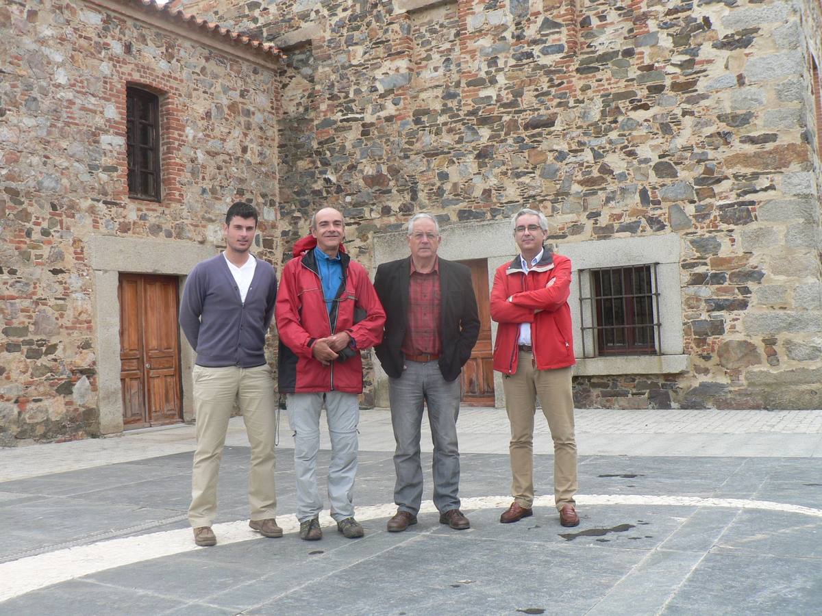 Michael Cerdan fue recibido por el alcalde y recorrió el patrimonio artístico y cultural de la localidad. F.V.