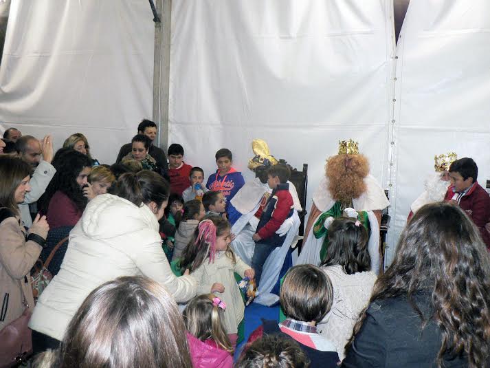 Los Reyes Magos visitan Castuera para recoger las cartas de los niños y niñas de la localidad