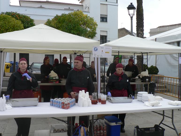 Los alumnos del proyecto @prendizext 'Castuera Sostenible' ofrecieron una degustación de migas castuereñas