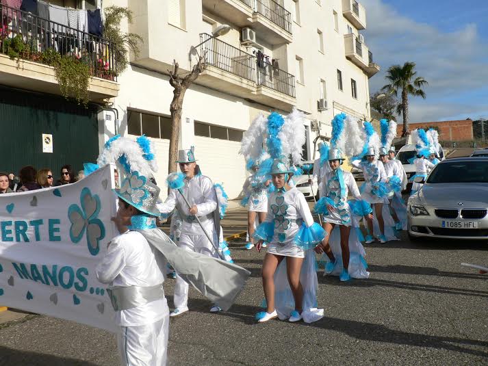 El pasacalle del Carnaval llena de color y alegría las calles de Castuera