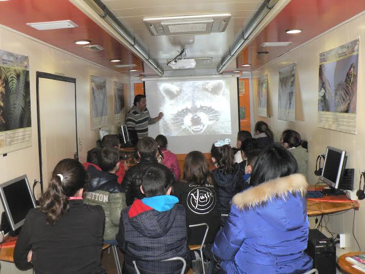 Los alumnos de primaria de los colegios de la localidad aprenden Educación Ambiental en el Ecobús de la Junta de Extremadura