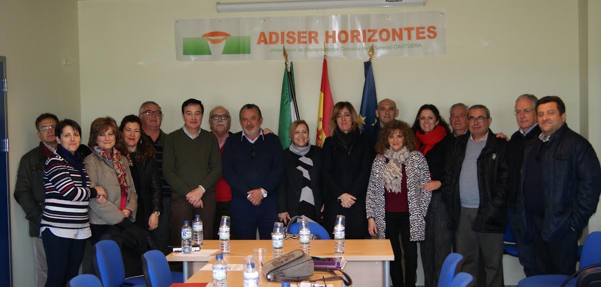 La directora del SEPAD, Consolación Serrano, visita el Centro de ADISER-Horizontes en Castuera