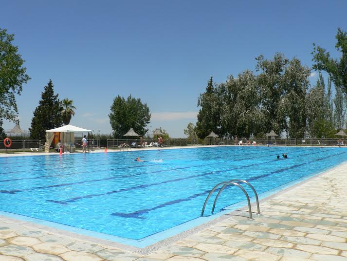 El Ayuntamiento oferta cinco plazas de Monitores Deportivos y seis de socorristas para la piscina municipal