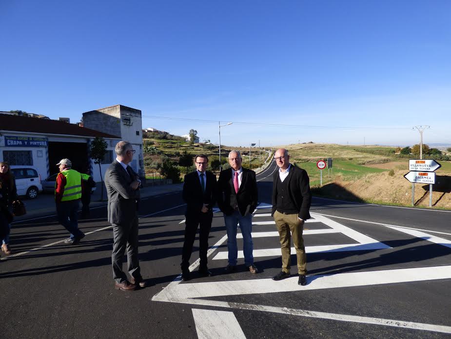 El presidente de la Diputación de Badajoz, Miguel Ángel Gallardo, visita las obras de reforma de la circunvalación de la localidad