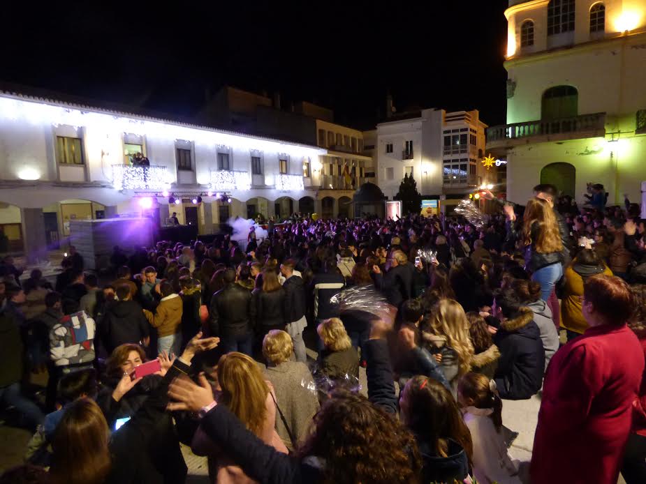 Cientos de castueranos se adelantaron a la llegada de 2017 con una gran fiesta de precampanadas en la Plaza de España