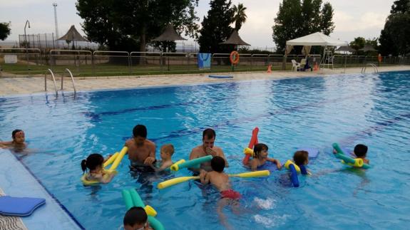 Concluyen las clases de natación tras dos meses de aprendizaje en el agua