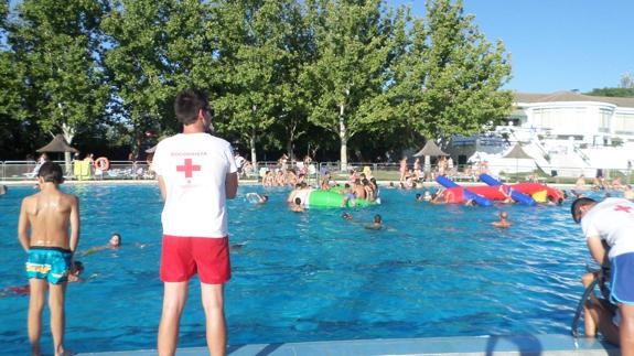 El Ayuntamiento oferta seis plazas de Socorristas para la piscina municipal