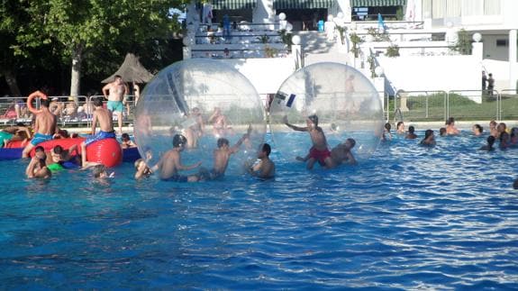 La piscina municipal estará abierta hoy hasta la medianoche