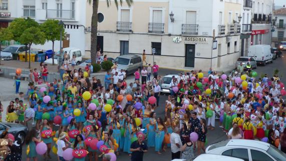 El Carnaval de Verano acoge la participación de cientos de vecinos y visitantes