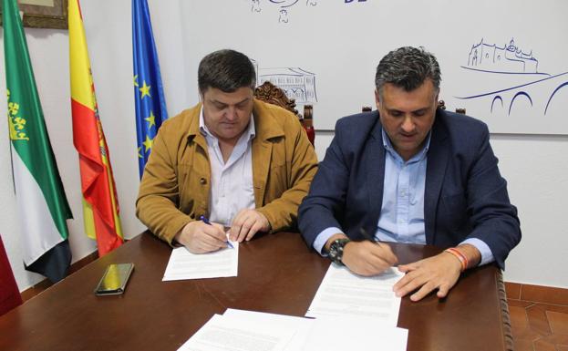 Firma del convenio entre los alcaldes de las dos localidades