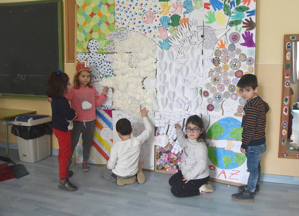 Alumnos del colegio Virgen de Argeme participando en el mural