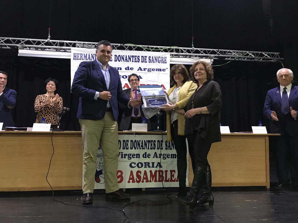 El alcalde entrega la placa a los familiares de Sixto Gordillo