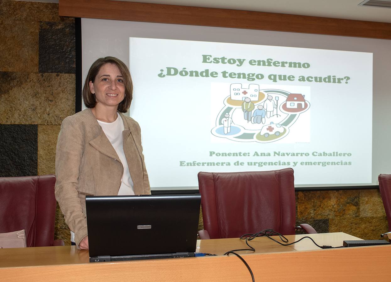 Ana Navarro habló al personal del hospital de Coria sobre el uso responsable de las urgencias