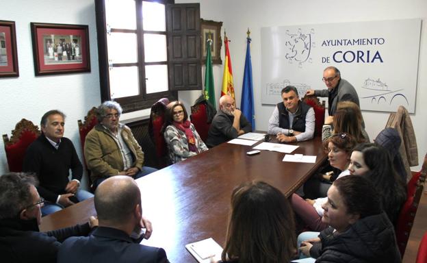 Alcalde con propietarios de los terrenos