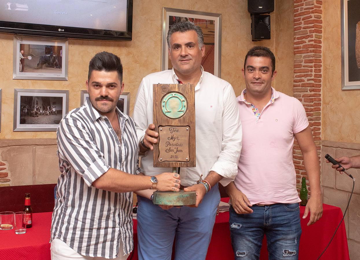 El Abanderado de San Juan recibiendo el trofeo del director de Sangre Brava
