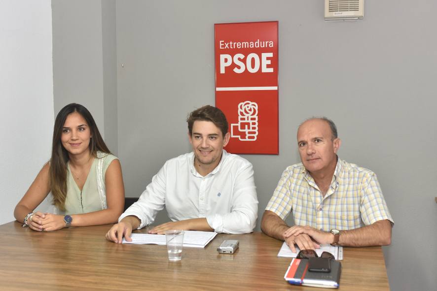 Héctor Lisero en el centro en la rueda de prensa