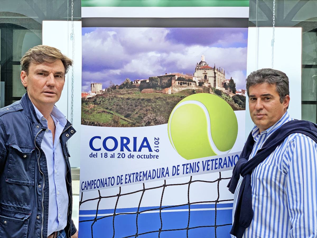 El concejal Juan Manuel Gutiérrez y el presidente del Club de Tenis, Roberto Jiménez