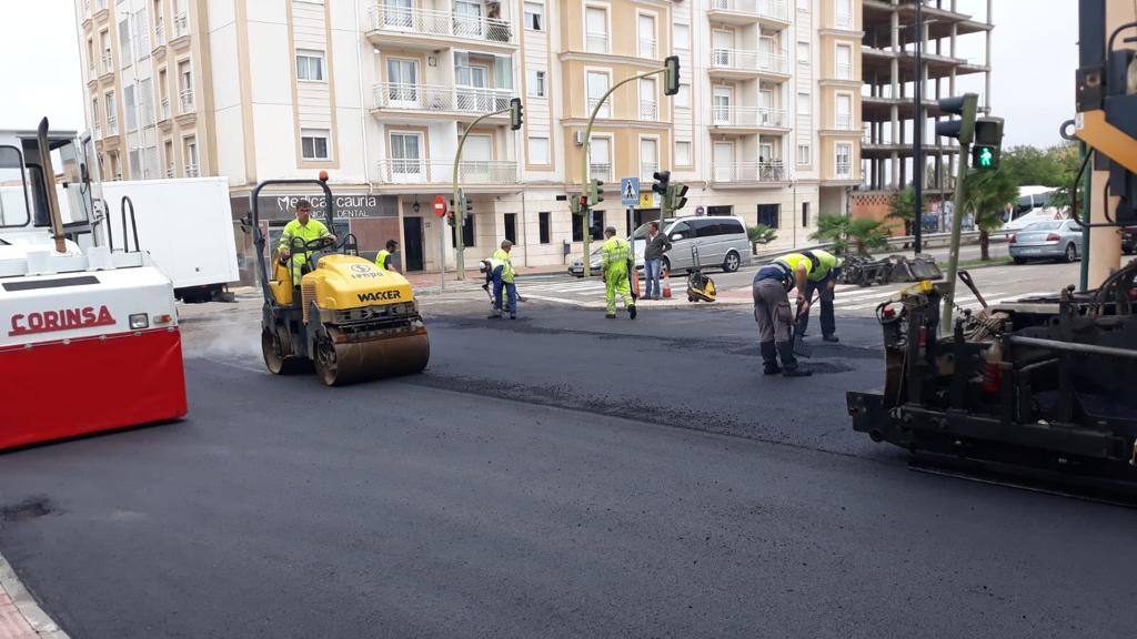 Obreros realizando obras de asfaltado