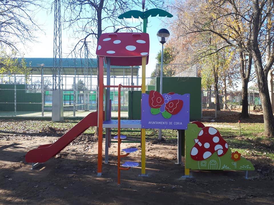 Parque infantil en el polideportivo municipal